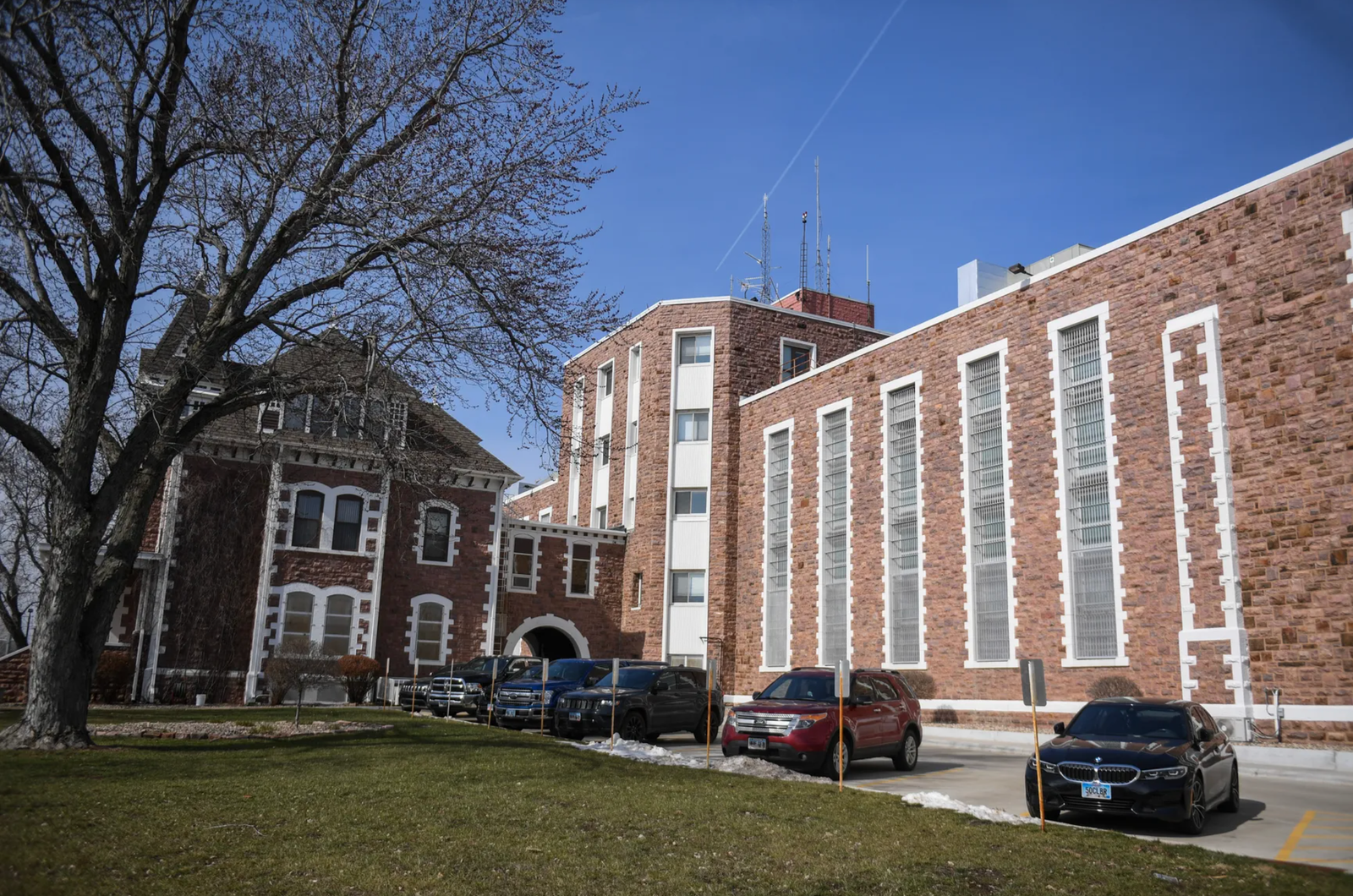 Do all inmates in South Dakota get released into the community where the prison is located?